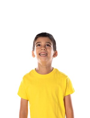 Beyaz bir arka planda sarı tişörtlü sevimli Latin çocuk.