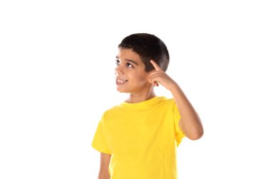 Düşünceli çocuk beyaz bir arka planda izole bir şekilde yukarı bakıyor.