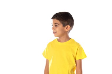 Beyaz bir arka planda sarı tişörtlü sevimli Latin çocuk.