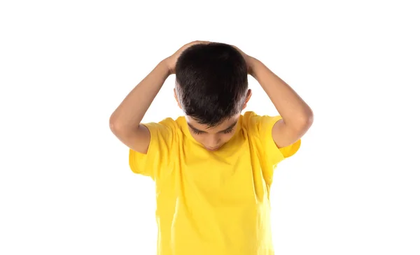 Beyaz Bir Arka Planda Sarı Tişört Giyen Endişeli Latin Çocuk — Stok fotoğraf