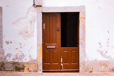 İspanyol köyünün klasik ahşap kapısı.