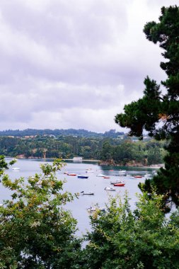 İspanya 'nın kuzeyindeki küçük bir köyün yakınındaki panoramik manzaralı tekneler.