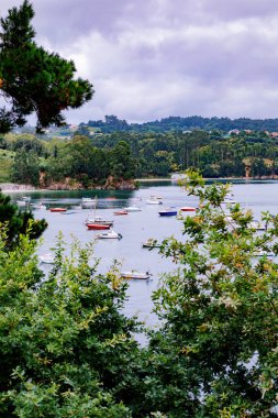 İspanya 'nın kuzeyindeki küçük bir köyün yakınındaki panoramik manzaralı tekneler.