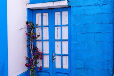Küçük bir İspanyol köyünün güzel mavi kapısı
