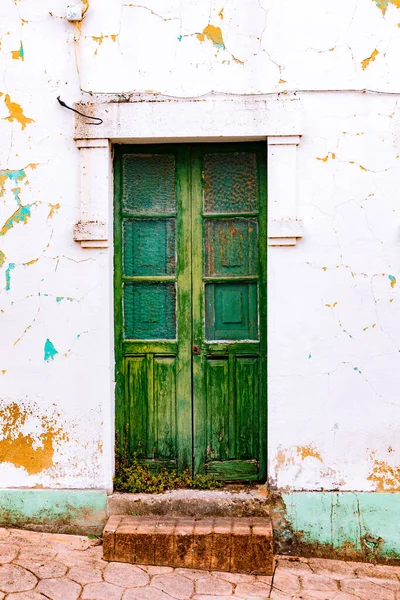 スペインの村のヴィンテージ木製の緑のドア — ストック写真