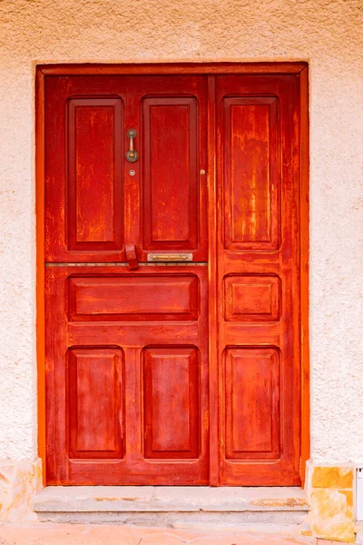 スペインの村のヴィンテージ木製の赤いドア — ストック写真