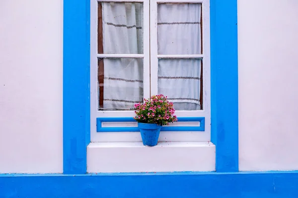 西班牙一个小村庄美丽的传统窗户 — 图库照片
