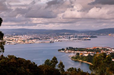 İspanya 'nın kuzeyindeki güzel bir İspanyol haliçinin manzarası
