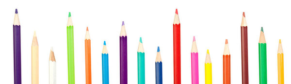 Ряд цветных карандашей изолирован на белом фоне.