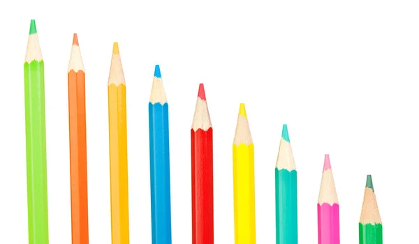 白い背景に孤立した色鉛筆の行 — ストック写真