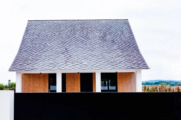 Telhado Inclinado Com Telhado Ardósia Cinza Sobre Uma Casa Moderna — Fotografia de Stock