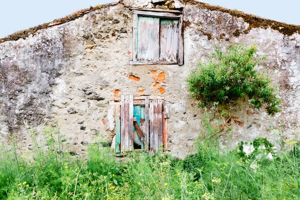 木のドアと窓のある古い廃屋 — ストック写真