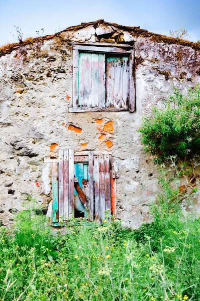Старий Безлюдний Будинок Дерев Яними Дверима Вікном — стокове фото