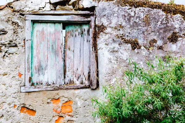 Velha Casa Deserta Com Porta Janela Madeira — Fotografia de Stock