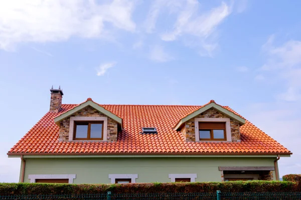 Rode Tegel Dak Een Traditioneel Huis — Stockfoto