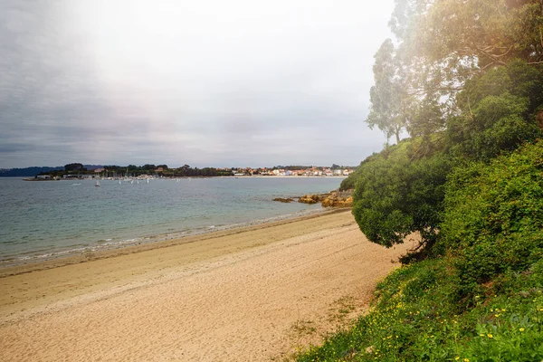 Eenzame Strand Buurt Van Een Klein Dorp Onder Een Bewolkte — Stockfoto