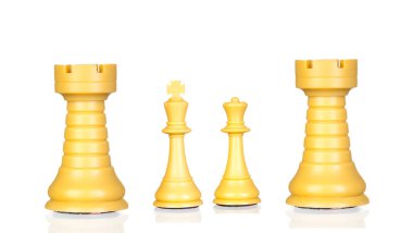 Ahşap Satranç. Satranç figürleri kümesi. Beyaz arka plan üzerinde izole satranç taşları. 