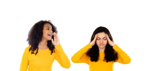 Africana Adolescente Gritando Mirando Amigo Con Dolor Cabeza Aislado Sobre — Foto de Stock