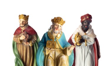 Üç bilge adam. Beyaz arkaplanda izole edilmiş seramik şekiller