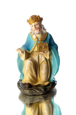 Melchior, en yaşlı ve üç bilge adamdan ilki beyaz bir arka planda izole edilmiş.