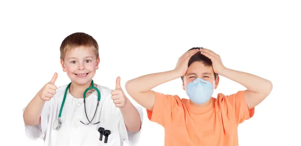 Piccolo Medico Felice Con Paziente Stupito Con Una Maschera Isolata — Foto Stock