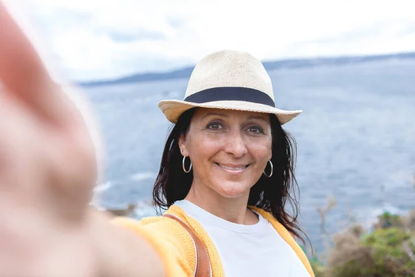 Beautiful Woman Smiling Happy Outdoors Nice Day Wearing Summer Hat — Stock Photo, Image