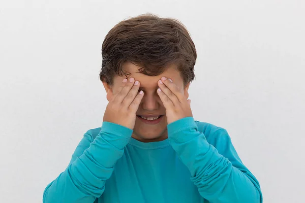 Hermosa Niña Con Ojos Azules Gesticulando Sobre Fondo Blanco —  Fotos de Stock