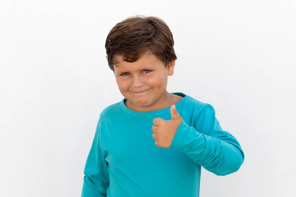 Hermosa Niña Con Ojos Azules Gesticulando Sobre Fondo Blanco — Foto de Stock