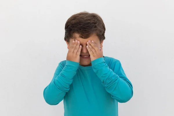 Criança Bonita Com Olhos Azuis Gesticulando Fundo Branco — Fotografia de Stock