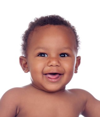 Beyaz bir arka planda izole edilmiş şirin bir gülümsemesi olan güzel Afrikalı bebek.