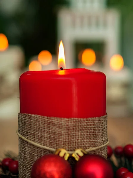 Rote Weihnachtskerzen Und Ornamente Vor Verschwommenem Hintergrund — Stockfoto