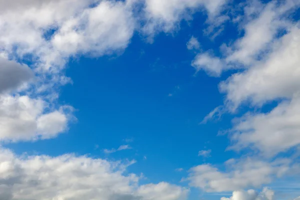 Céu azul bonito com nuvens brancas — Fotografia de Stock