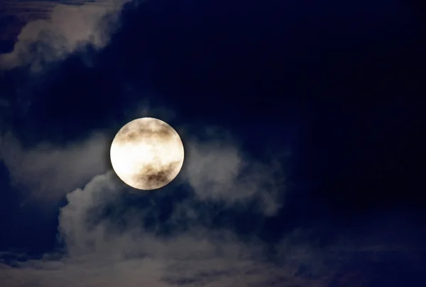 Bonita foto nocturna de la luna llena —  Fotos de Stock