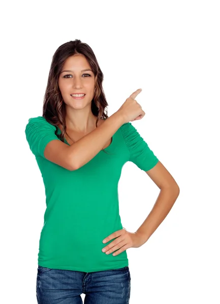 Attraente ragazza casual in verde che indica qualcosa — Foto Stock