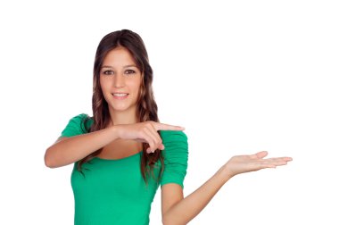 Yeşil genişletilmiş el ile çekici casual kız