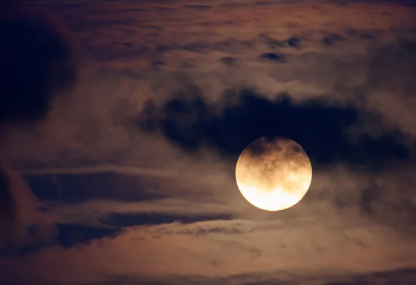 Bonita foto nocturna de la luna llena — Foto de Stock