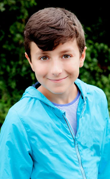 Bom menino pré-adolescente sorrindo — Fotografia de Stock