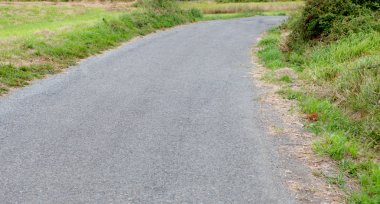 Kırsal işaretsiz yol 