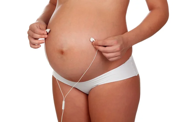 Belle enceinte écoutant de la musique — Photo