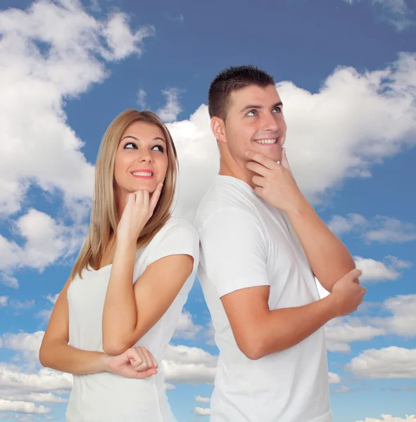 Fundersam par med en blå himmel — Stockfoto