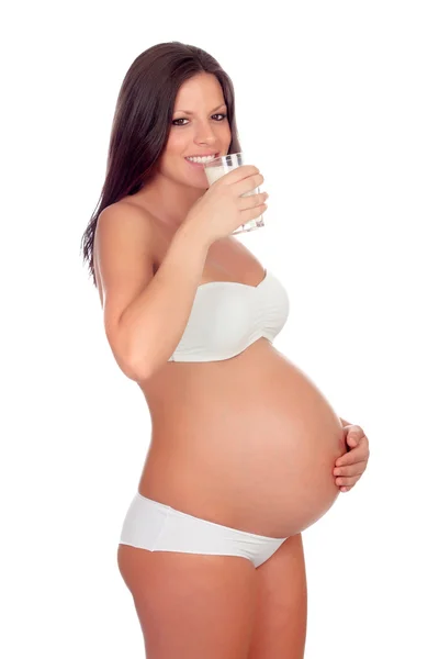 Привлекательная брюнетка, беременная в нижнем белье, пьет молоко — стоковое фото