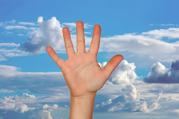 Απλώνουμε το χέρι με ένα όμορφο μπλε ουρανό — Φωτογραφία Αρχείου