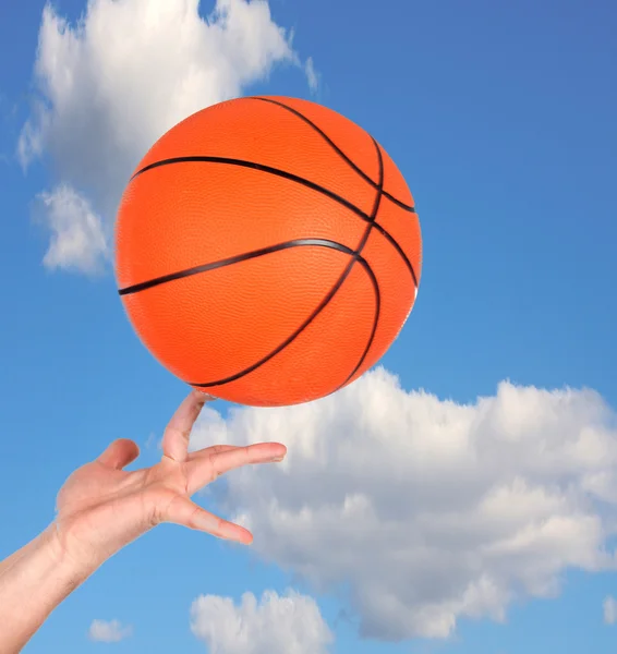 Рука тримає баскетбол — стокове фото