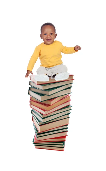 Leende baby sitter på böcker stack — Stockfoto