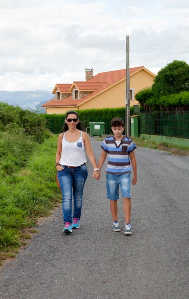 Γυναίκα με τον γιο της περπάτημα — Φωτογραφία Αρχείου