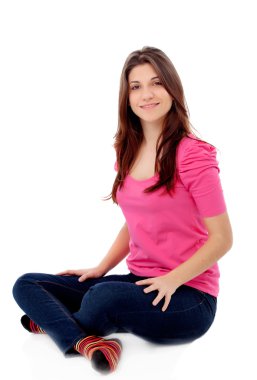 Pembe katta oturan içinde çekici genç kız