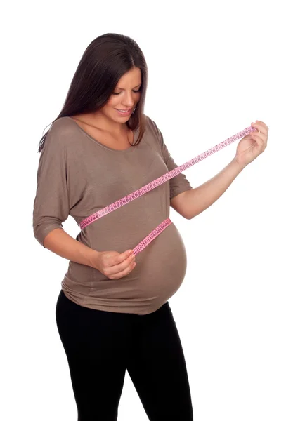 임신한 여 자가 그녀의 배꼽을 측정 — 스톡 사진
