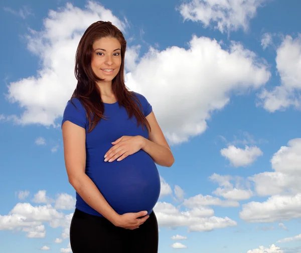Mujer morena embarazada dando un paseo —  Fotos de Stock