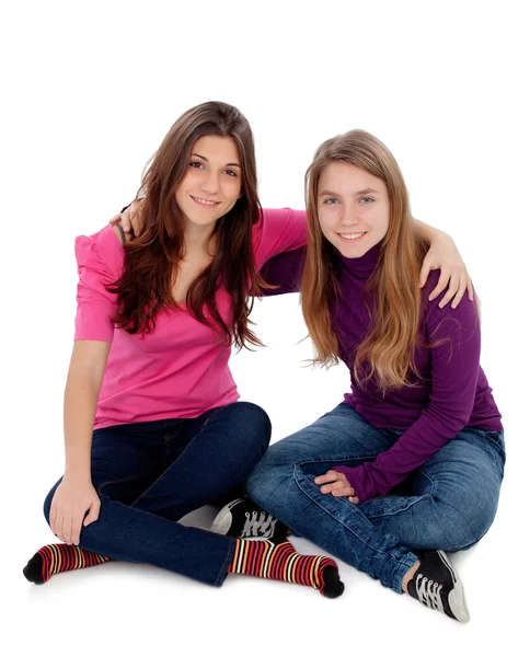 两个不同的姐妹坐在地板上 — 图库照片