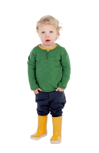 Adorable bébé blond avec des bottes en gomme jaune — Photo